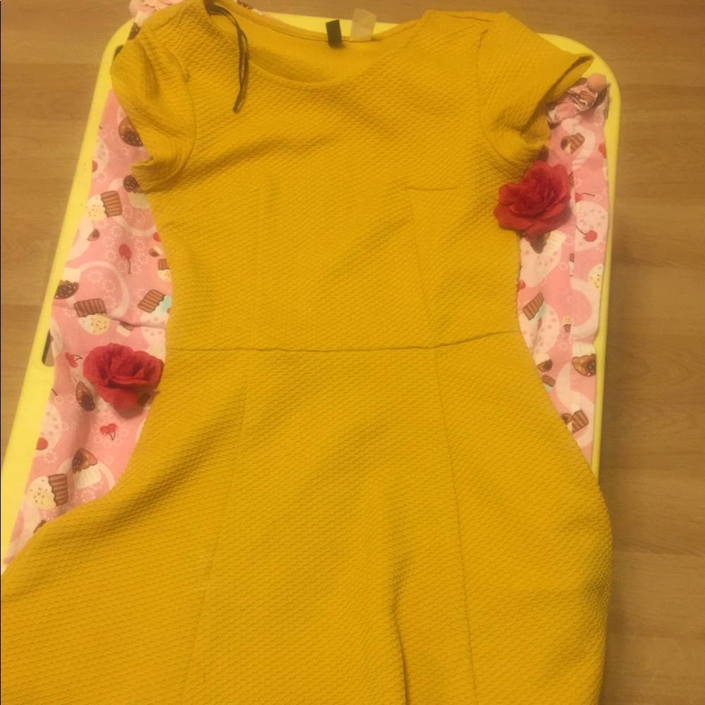 Mustard yellow skater dress 😁